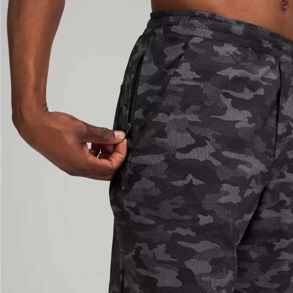 Lululemon like new lined camo pace breaker 9’ - Picture 2 of 6